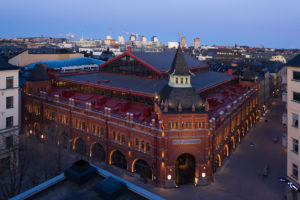 Östermalms saluhall exteriör vy ovan, kvällstid
